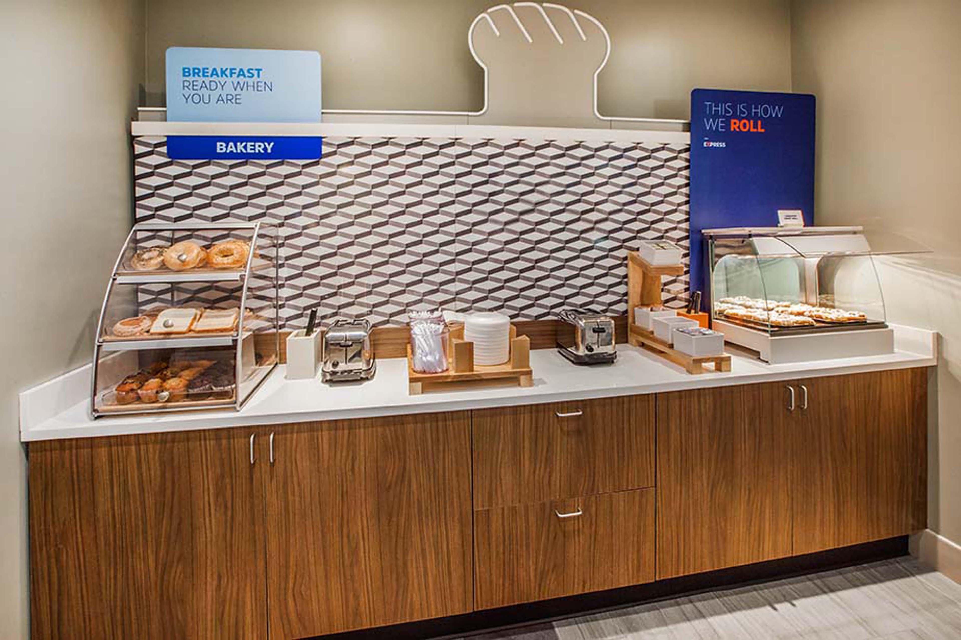 Holiday Inn Express Hotel & Suites Belmont By Ihg Екстериор снимка