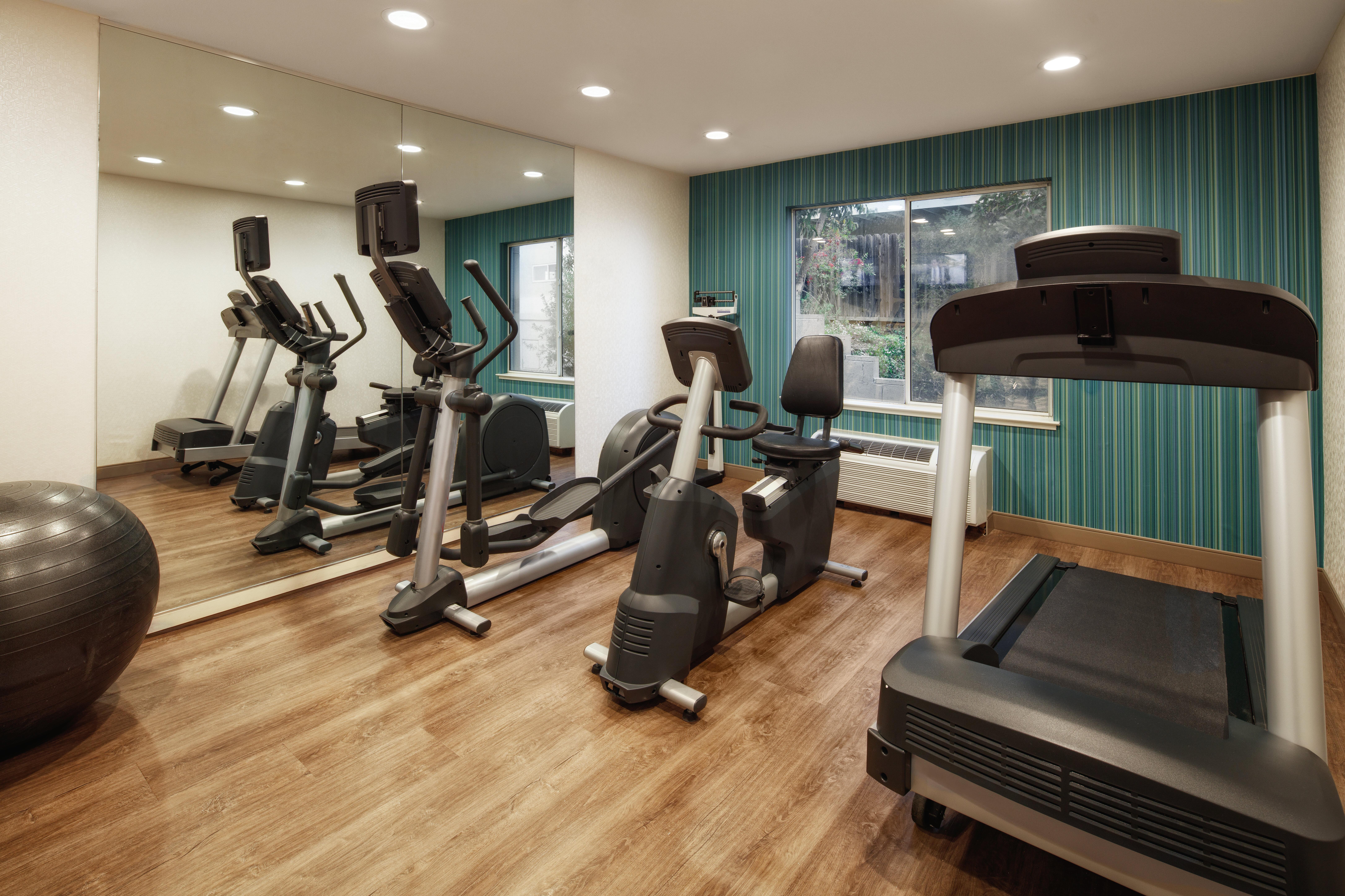 Holiday Inn Express Hotel & Suites Belmont By Ihg Екстериор снимка