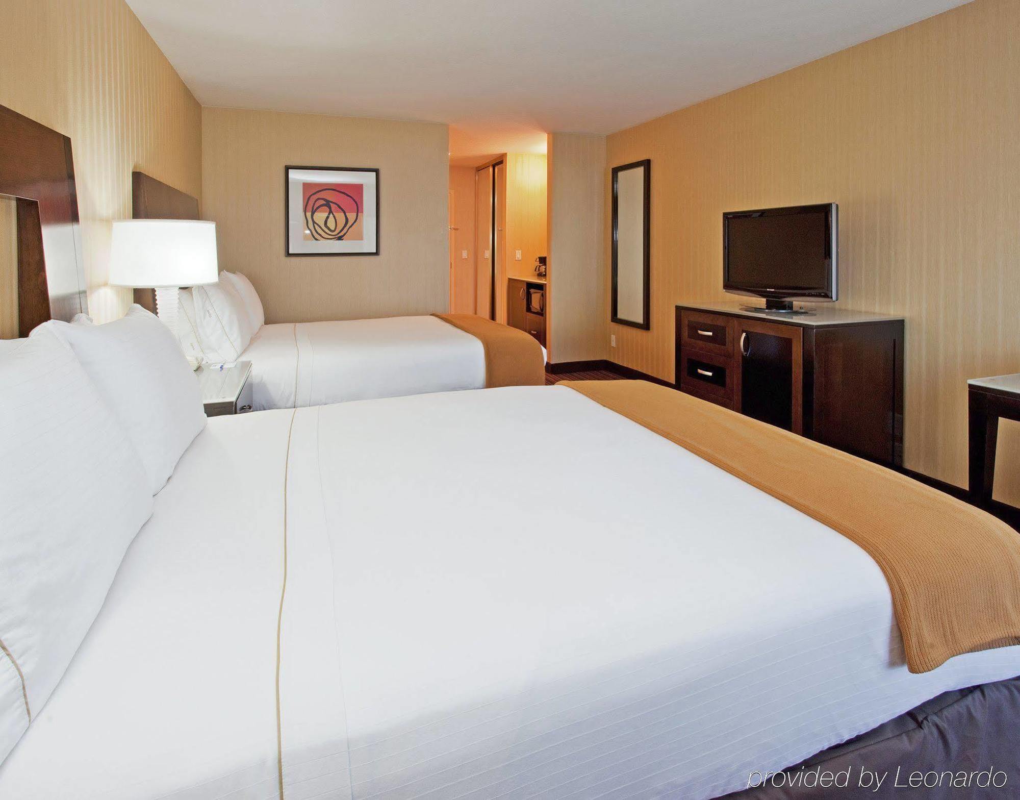 Holiday Inn Express Hotel & Suites Belmont By Ihg Стая снимка