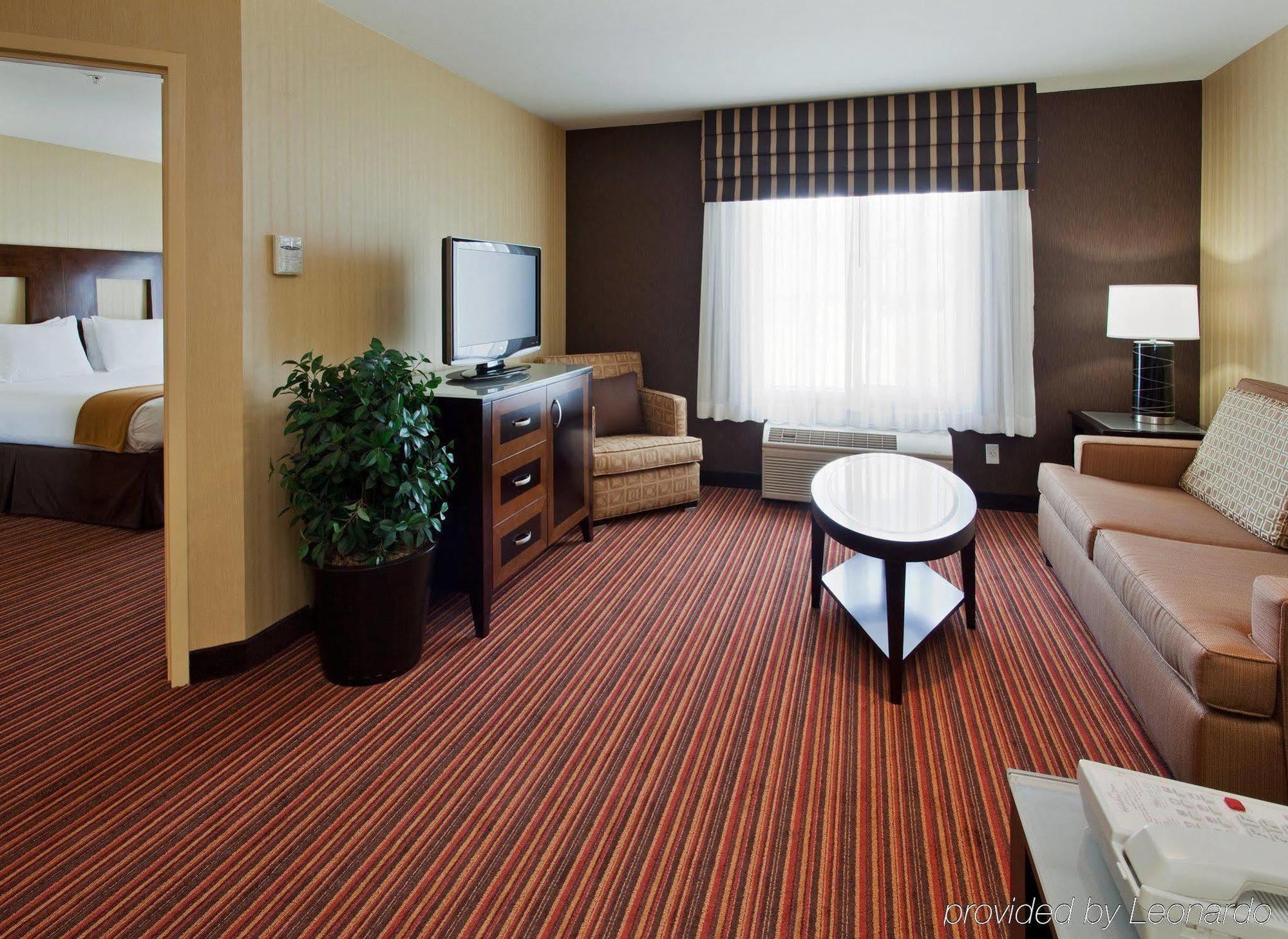 Holiday Inn Express Hotel & Suites Belmont, An Ihg Hotel Стая снимка
