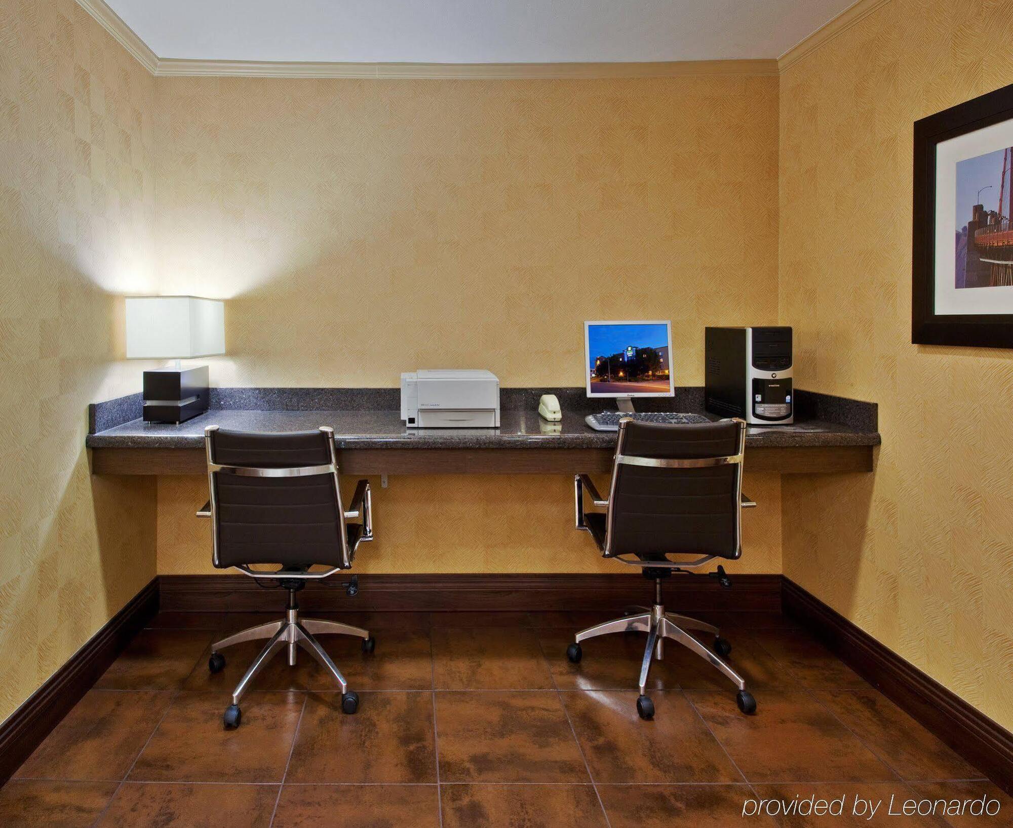 Holiday Inn Express Hotel & Suites Belmont By Ihg Екстериор снимка